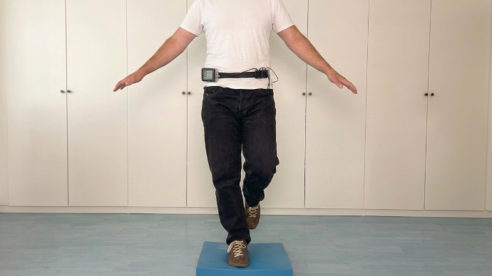 Patient mit VertiGuard-Gürtel beim Balancetraining